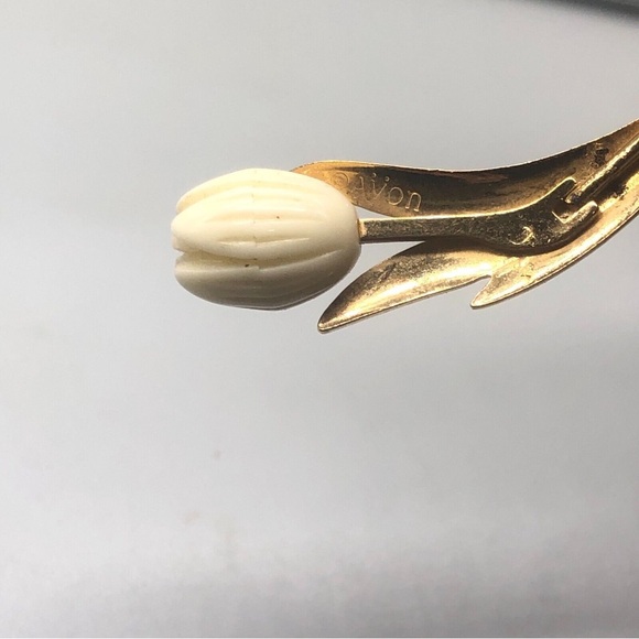 Vtg Avon Hawaiian Pikake Tulip Flower Gold tone Brooch Stick Pin - UNISEX - Picture 7 of 10